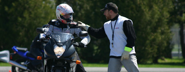 Souvent, un motocycliste choisi son équipement en fonction de son aspect visuel.  Malheureusement, la route ne fait pas de différence lorsque vient le temps d’égratigner la peau ou de fracturer...