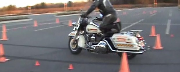 Voici une vidéo sur ce que nous enseignons dans les formations de www.motoprecision.ca .   Il est important de se rappeler qu’il est particulièrement plaisant de manipuler sa motocyclette avec dextérité, […]